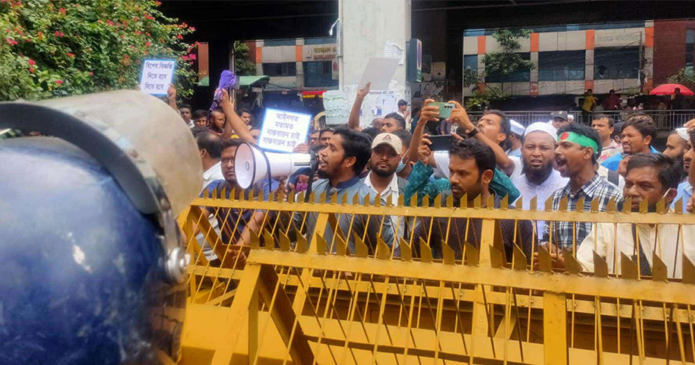 সচিবালয় অভিমুখে পুলিশি বাধায় শিক্ষকরা