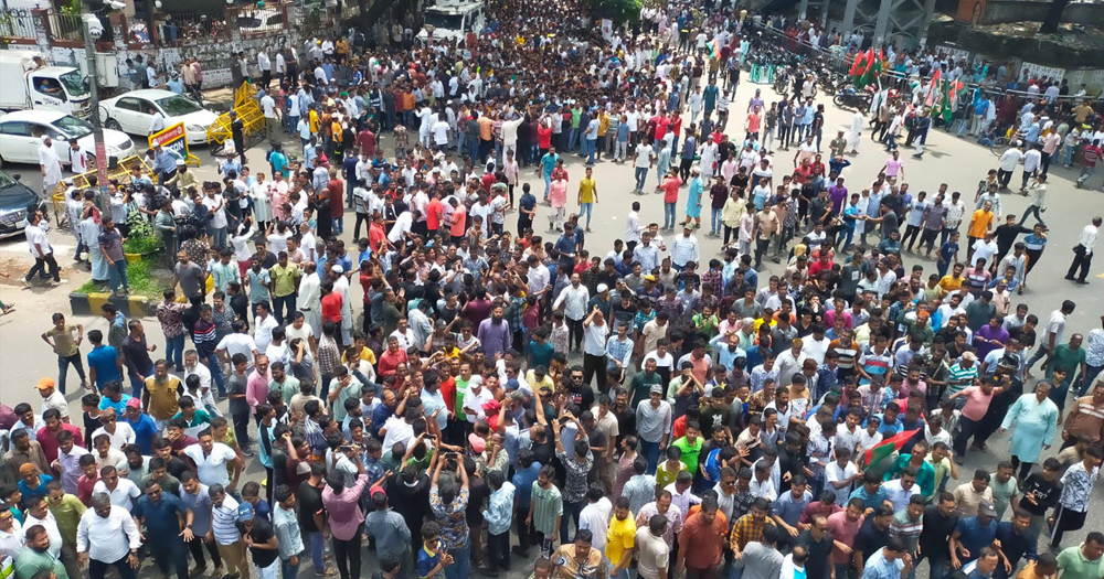 ইশরাক অনুসারীদের দখলে মৎস্য ভবন মোড়, যান চলাচল বন্ধ