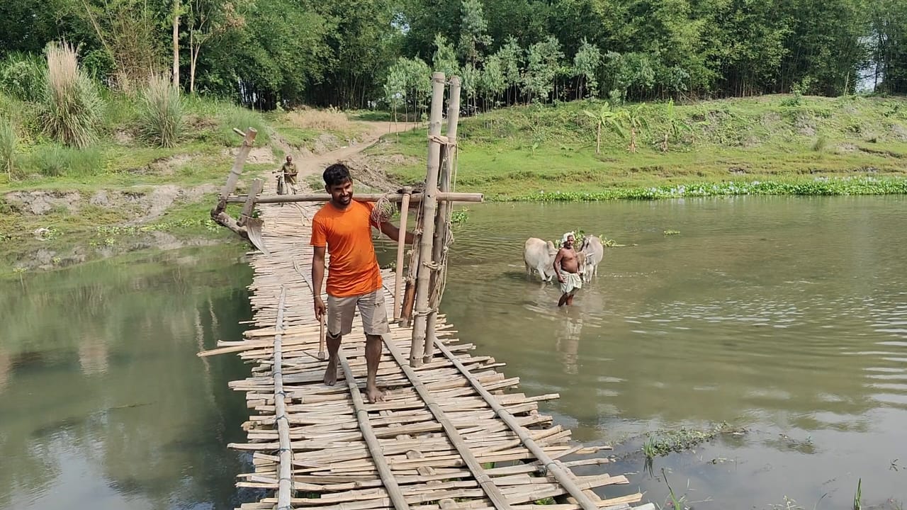“ভোট আসে, প্রতিশ্রুতি আসে—কিন্তু নদীর সেতু আসে না”