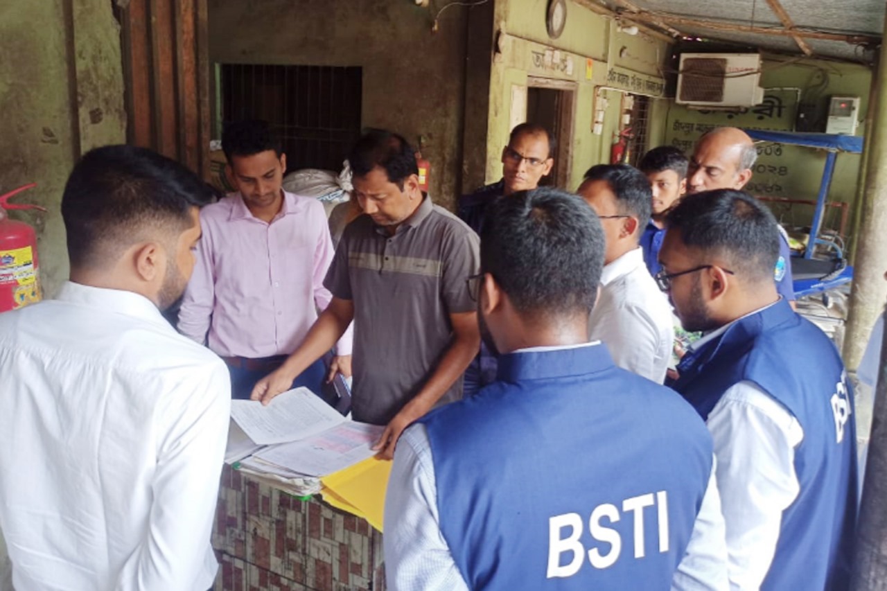 চাঁদপুরে দুই খাবার তৈরী কারখানাকে জরিমানা