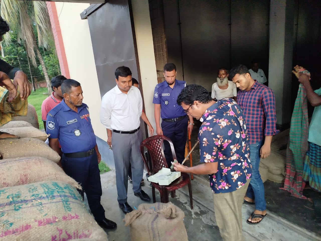 অতিরিক্ত আদ্রতার ধান সংগ্রহকালে খাদ্য গুদামের প্রহরী ও কৃষককে অর্থদণ্ড