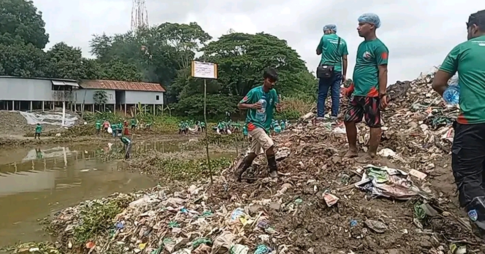 ফরিদপুরে নদী পরিচ্ছন্নতায় ১২০০ স্বেচ্ছাসেবীর অংশগ্রহণ