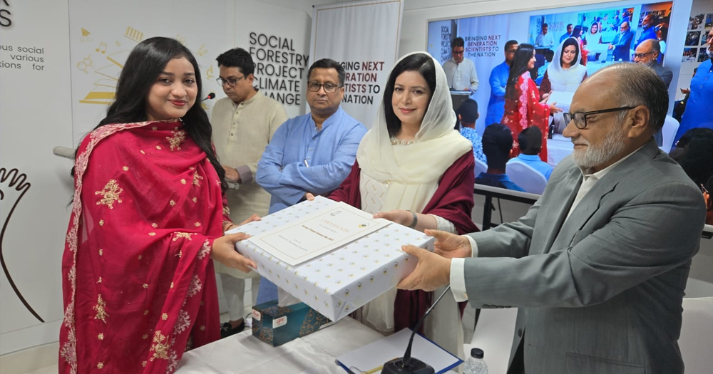 ক্ষুদে বিজ্ঞানীদের উৎসাহ দিলেন ডা. জুবাইদা রহমান