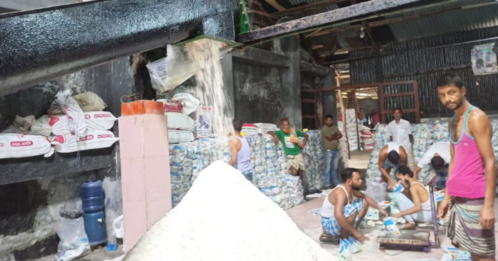 অস্বাস্থ্যকর পরিবেশে লবন উৎপাদন, কারখানা মালিকের জরিমানা