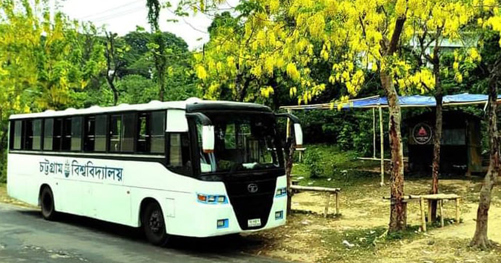 চবিতে বেপরোয়া বাস চালানোয় প্রাণনাশের ঝুঁকি: অল্পের জন্য রক্ষা পেলেন দুই শিক্ষার্থী