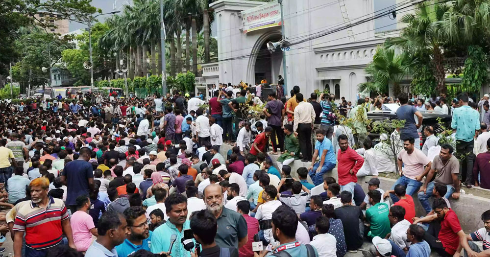 ইশরাককে মেয়রের দায়িত্ব বুঝিয়ে দেওয়ার দাবিতে নগরভবনে বিক্ষোভ