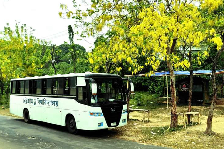 চবিতে  বেপরোয়া বাসচালনায় প্রাণনাশের ঝুঁকি: অল্পের জন্য রক্ষা পেলেন দুই শিক্ষার্থী