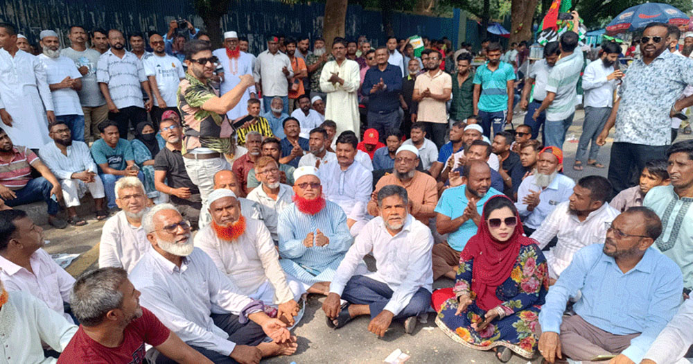 নগর ভবনের সামনে সড়ক আটকে ইশরাক সমর্থকদের বিক্ষোভ