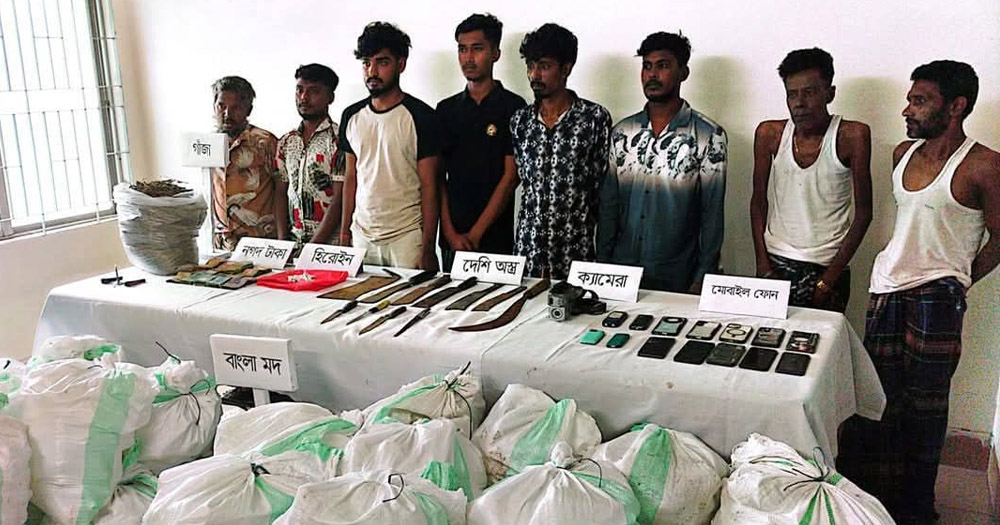 বগুড়ায় সেনাবাহিনীর ব্লক রেইড : বিপুল পরিমাণ মাদক-অস্ত্রসহ আটক ১০