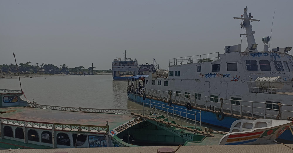 নিম্নচাপে উত্তাল মেঘনা : লক্ষ্মীপুর-ভোলা-বরিশাল রুটে নৌযান চলাচল বন্ধ