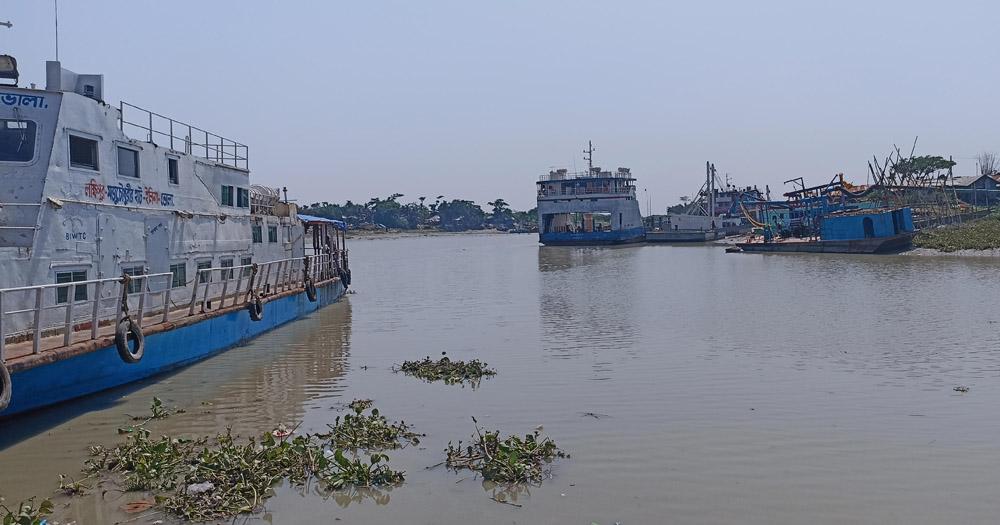 মেঘনার জোয়ারে লক্ষ্মীপুরে ২০ গ্রাম প্লাবিত: ২৪ ঘণ্টা পর ফেরি চললেও লঞ্চ বন্ধ