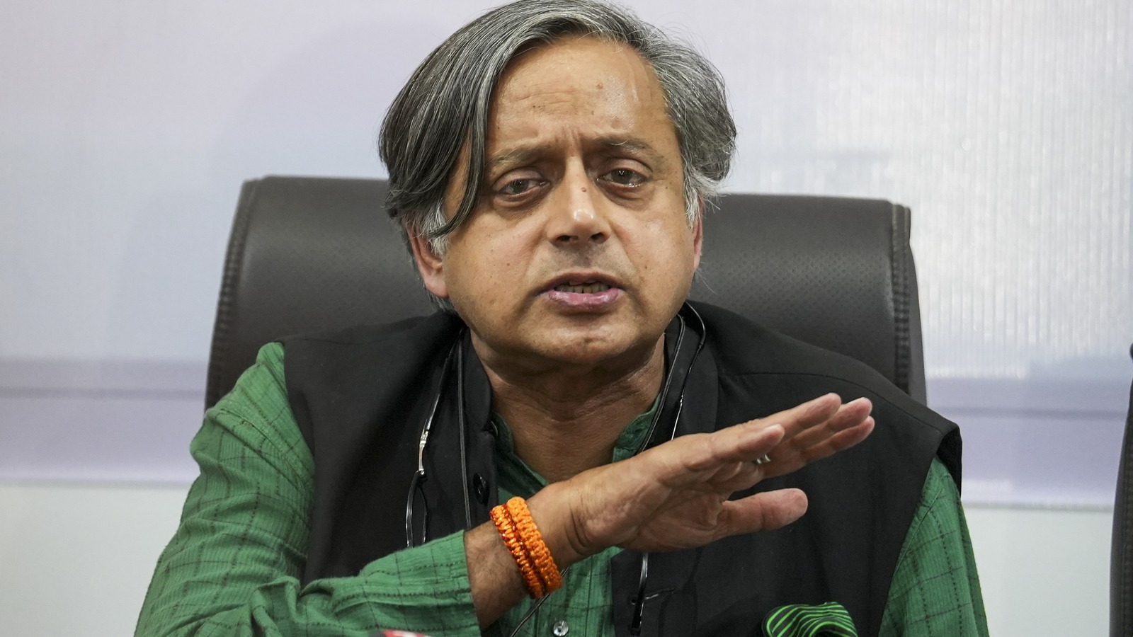 কলম্বিয়া পাকিস্তানের পক্ষ নিয়ে ভারতের প্রতি সমালোচনা: শশী থারুরের ক্ষোভ প্রকাশ