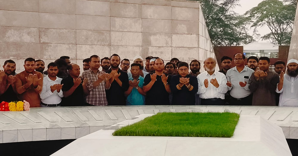 জিয়াউর রহমানের সমাধিতে ‘আমরা বিএনপি পরিবার’-এর শ্রদ্ধা