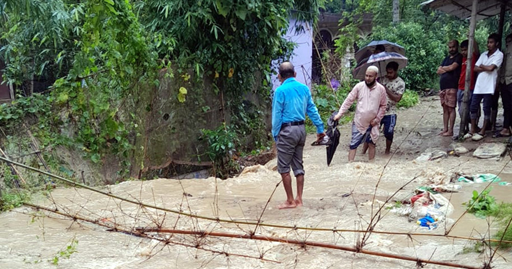 সিলেটে কুশিয়ারা নদীর বাঁধ ভেঙে প্রবল স্রোতে ঢুকছে পানি