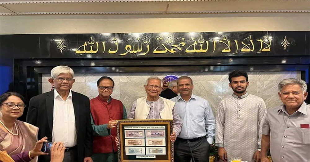 প্রধান উপদেষ্টার কাছে নতুন নোটের ছবি হস্তান্তর