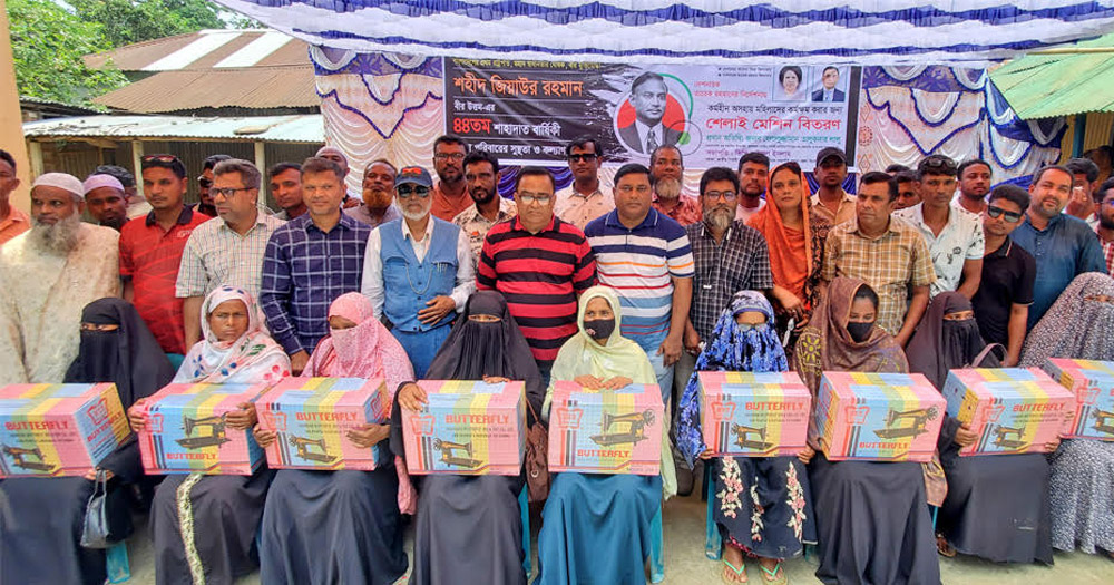 বগুড়ায় কর্মহীন মহিলাদের মাঝে ভিপি সাইফুলের সেলাই মেশিন বিতরণ