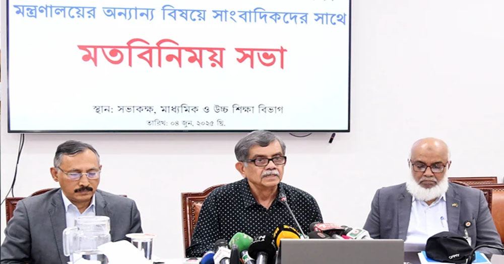 ২০২৭ সালে নতুন কারিকুলামে বই পাবে ৬ষ্ঠ শ্রেণির শিক্ষার্থীরা: শিক্ষা উপদেষ্টা