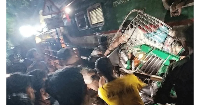 কালুরঘাট সেতুতে ট্রেনের ধাক্কায় দুমড়েমুচড়ে গেল কয়েকটি গাড়ি, বহু হতাহতের শঙ্কা