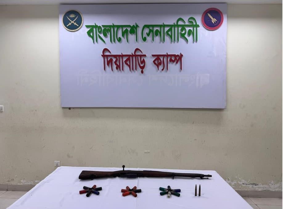 উত্তরা এলাকা থেকে অস্ত্র  এবং গুলি উদ্ধার করেছে সেনাবাহিনী