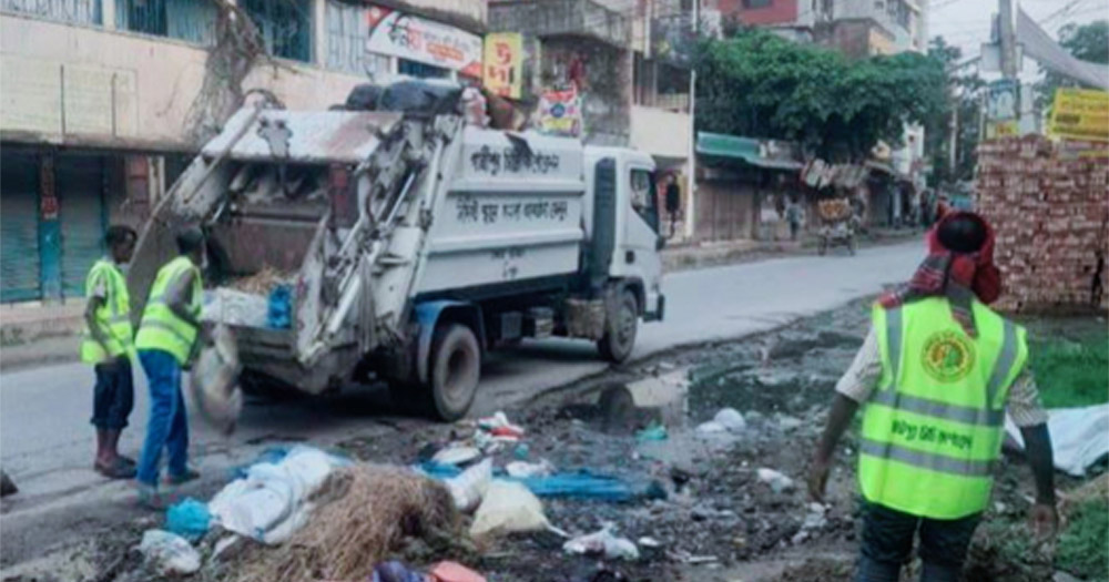 গাজীপুরে চলছে কোরবানীকৃত পশুর বর্জ্য অপসারণ কার্যক্রম