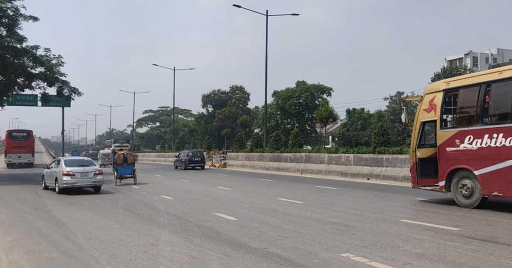 ঢাকা এখনও ফাঁকা, বাসে নেই ভিড়