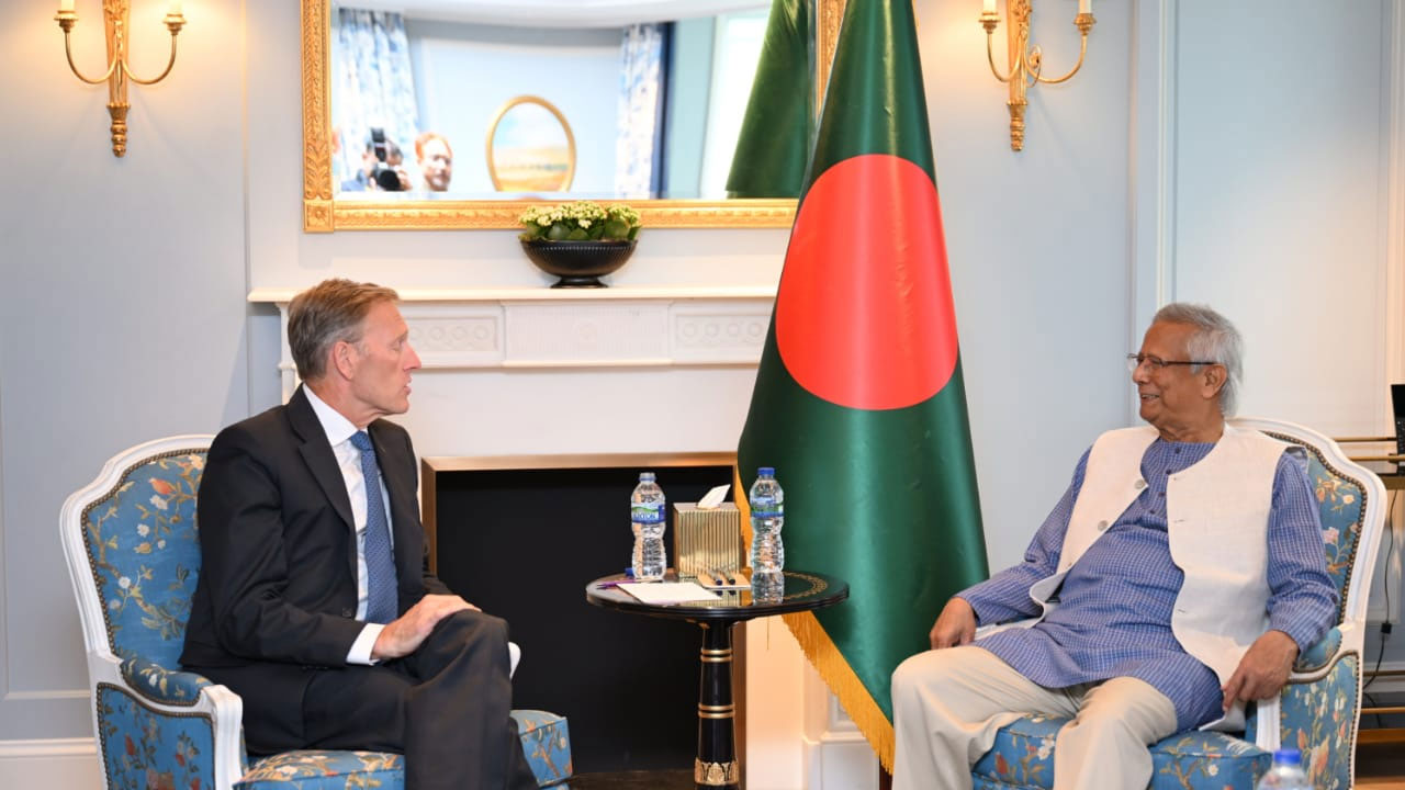 প্রধান উপদেষ্টার সঙ্গে এয়ারবাসের   এক্সিকিউটিভ ভাইস প্রেসিডেন্টের সাক্ষাৎ