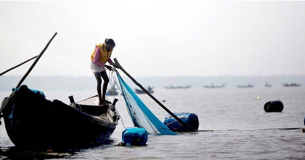 নিষেধাজ্ঞা শেষে জাল নিয়ে সমুদ্রে জেলেরা