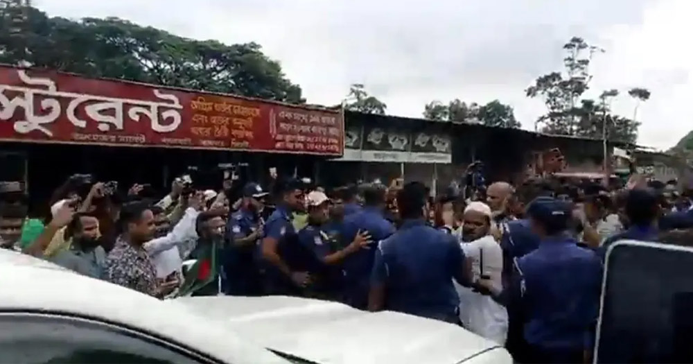 সিলেটে দুই উপদেষ্টার গাড়িবহর আটকে বিক্ষোভ