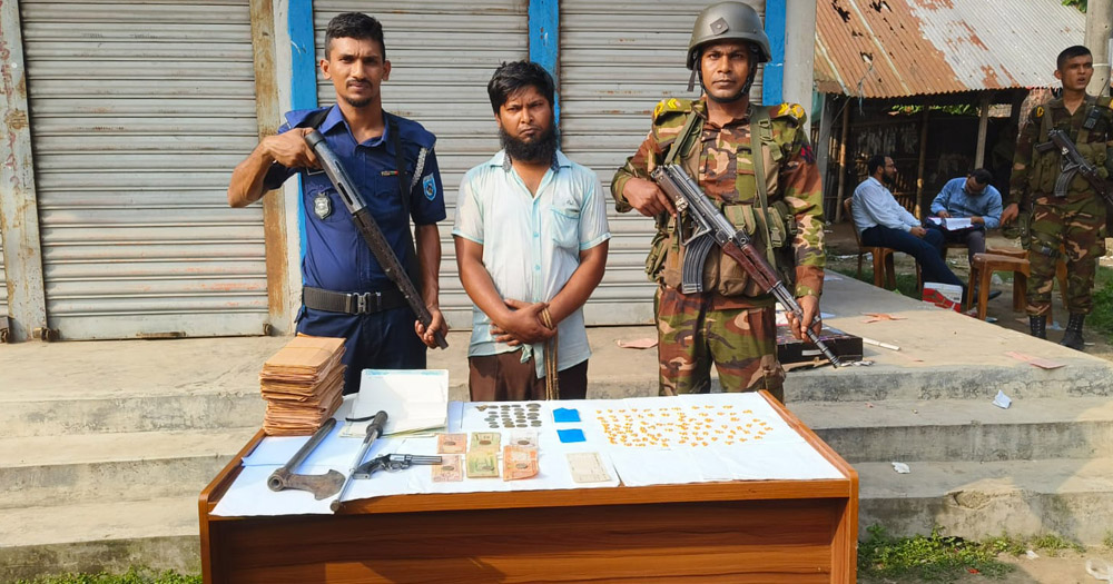 ঠাকুরগাঁওয়ে সেনা অভিযানে অস্ত্র-স্ট্যাম্পসহ আটক ১