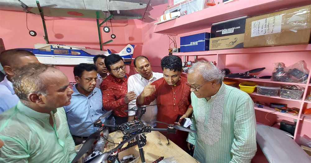 চট্টগ্রামে ড্রোন নির্মাতা আশির উদ্দিনের পাশে তারেক রহমান