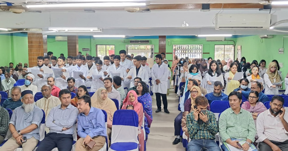চাঁদপুর মেডিকেল কলেজে নবীন শিক্ষার্থীদের বরণ