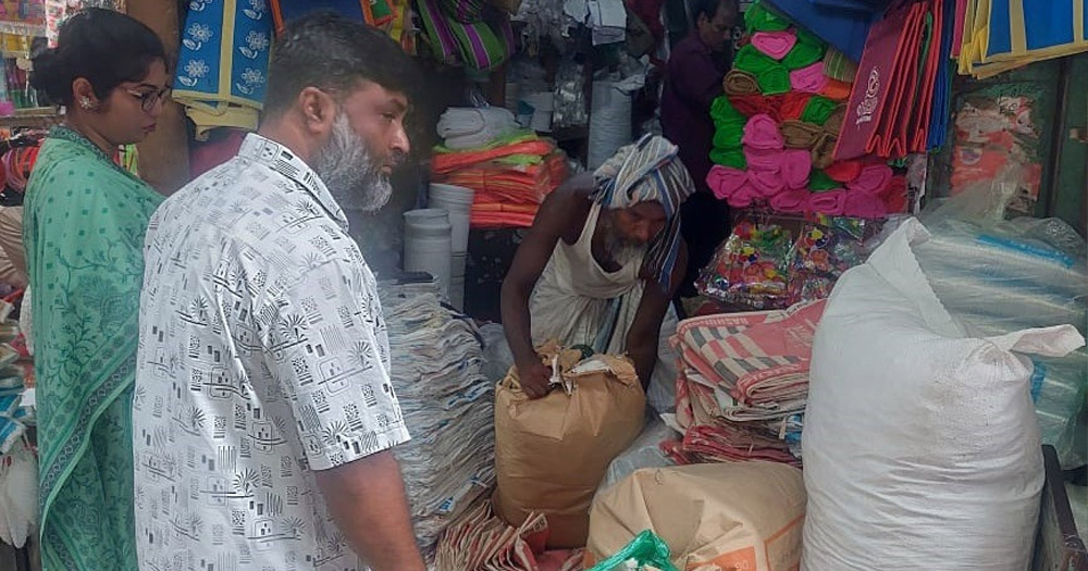 ফরিদপুরে নিষিদ্ধ পলিথিন জব্দ, চার ব্যবসায়ীকে জরিমানা