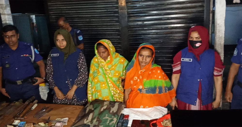 সিদ্ধিরগঞ্জ আদমজী বিহারী কলোনীতে অভিযানে দুই নারী আটক