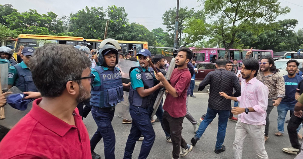 সরিয়ে দেওয়ার পর ফের সড়ক অবরোধ ইউআইইউ শিক্ষার্থীদের