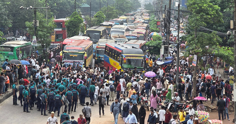 সড়ক ছাড়েননি ইউআইইউ শিক্ষার্থীরা, রোববার ‌‘ঢাকা ব্লকেড’