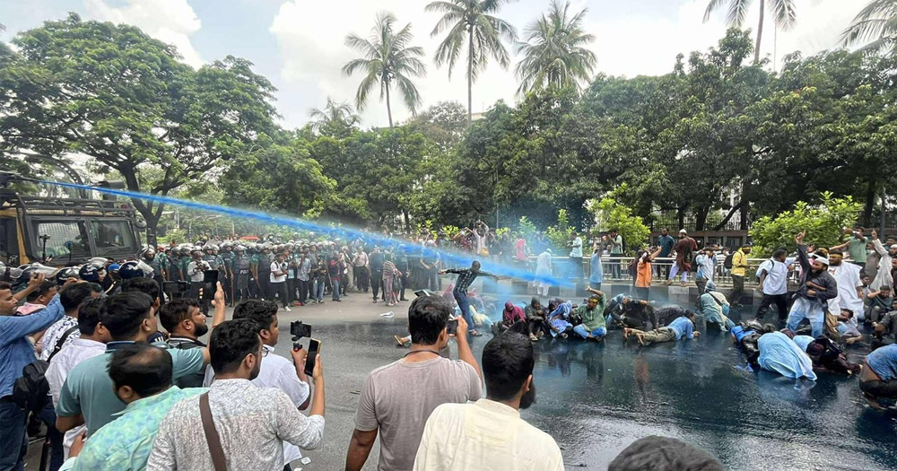 প্রেসক্লাবে আন্দোলনকারীদের ওপর জলকামান-সাউন্ড গ্রেনেড নিক্ষেপ