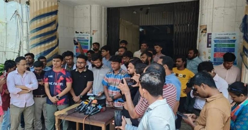 ‘২৪ ঘণ্টার মধ্যে স্বাস্থ্য উপদেষ্টা হল পরিদর্শনে না আসলে কঠোর আন্দোলন’