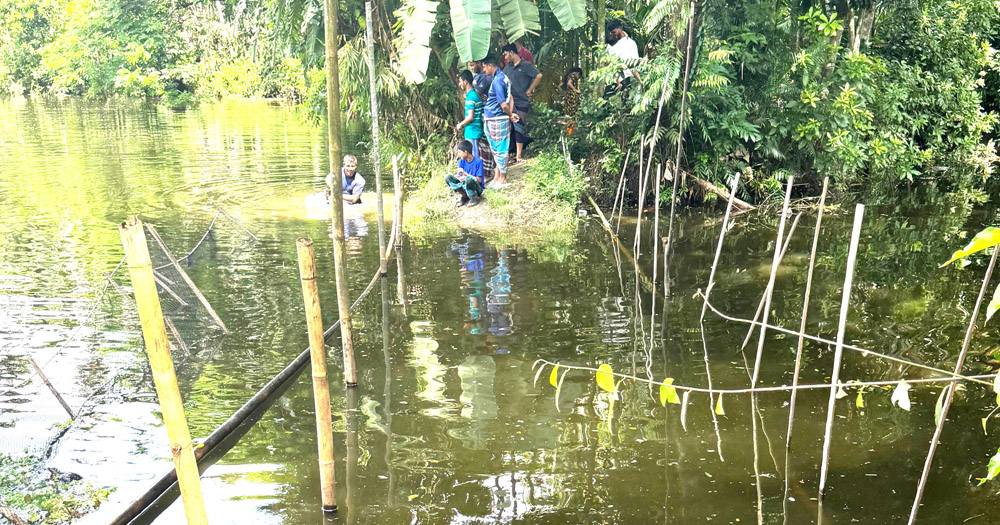 লক্ষ্মীপুরে জলাবদ্ধতা নিরসনে খালের অবৈধ বাঁধ অপসারণ