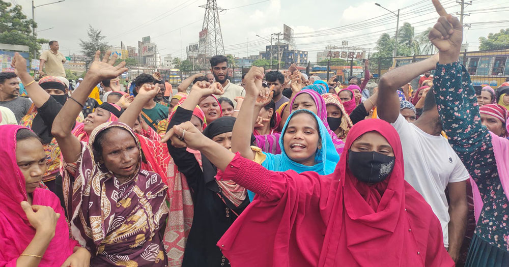 ঢাকা-চট্টগ্রাম মহাসড়ক অবরোধ করে বিক্ষোভ করেছেন শ্রমিকরা