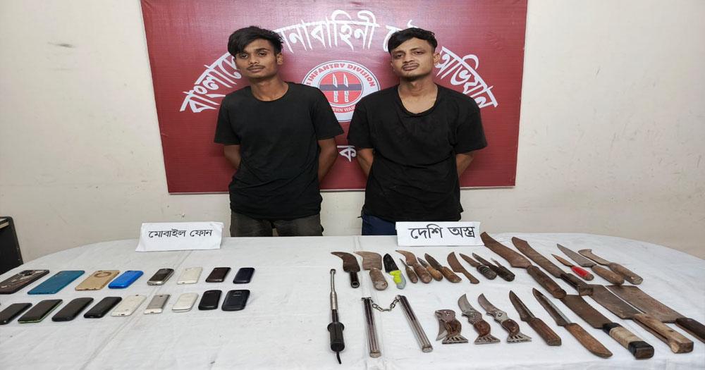 বগুড়ায় কিশোর গ্যাংয়ের দুই সদস্য আটক: বিপুল পরিমাণ দেশীয় অস্ত্র ও ছিনতাইকৃত মোবাইল উদ্ধার