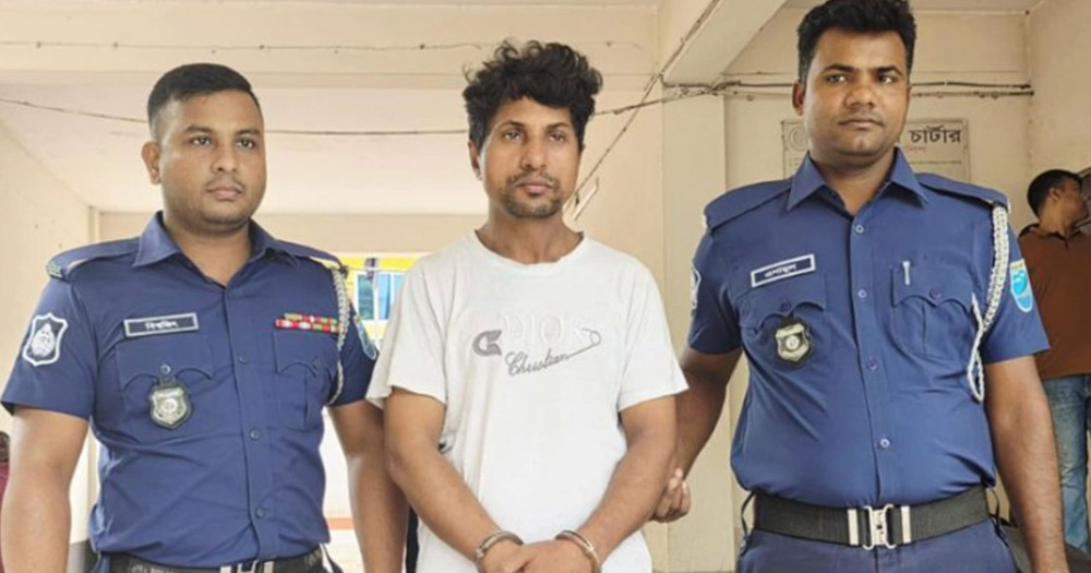 ৪ স্কুলছাত্রীকে আটকে রেখে ধর্ষণের অভিযোগে শিক্ষক গ্রেপ্তার