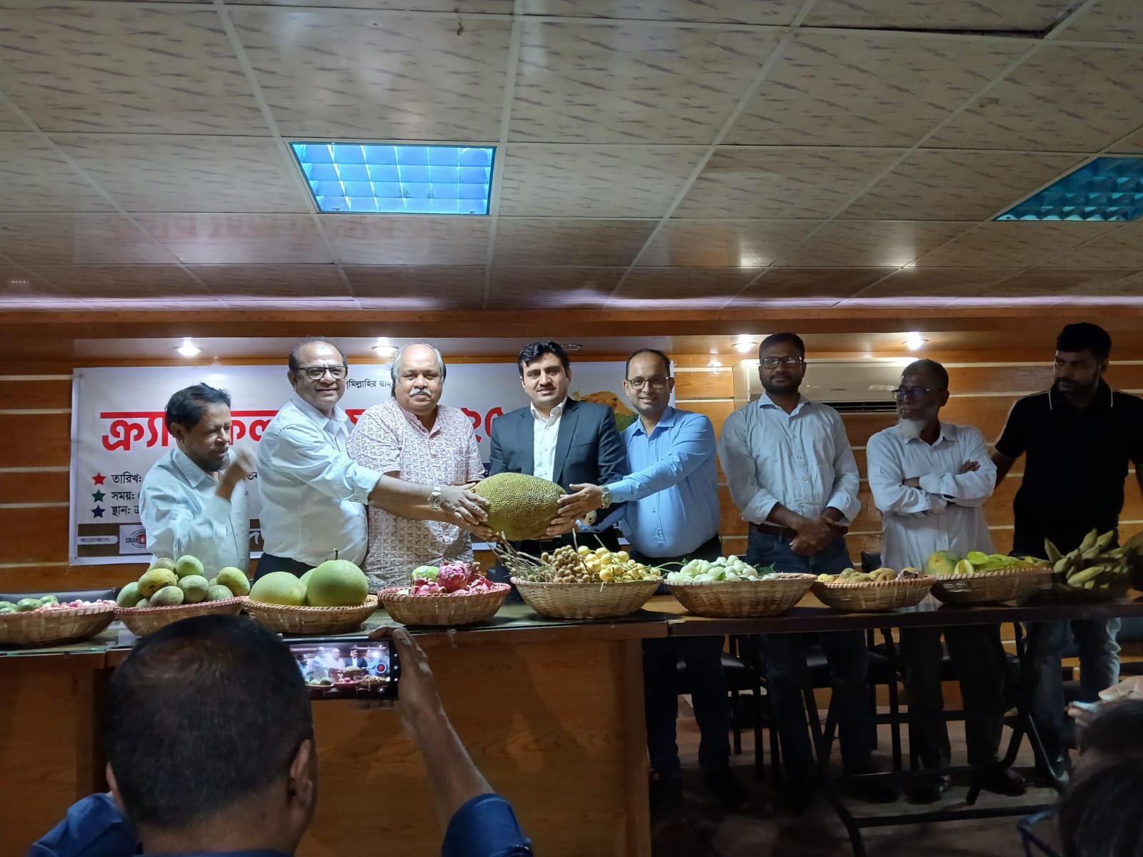ক্র্যাবের ফল উৎসবে  দেশীয় নানা ফলের সমাহার