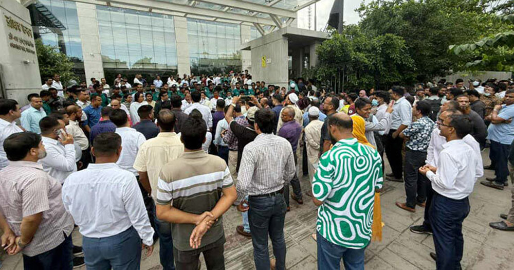 কমপ্লিট শাটডাউন কর্মসূচি চলছে এনবিআর কর্মকর্তা-কর্মচারীদের