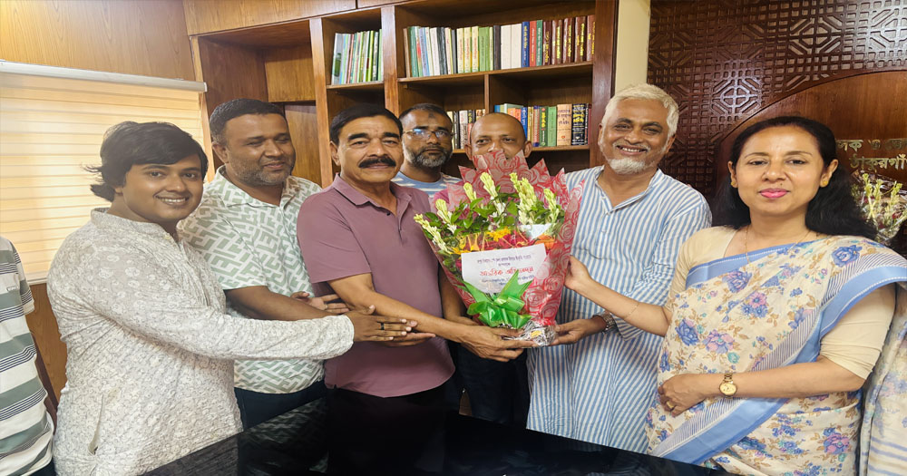 ঠাকুরগাঁওয়ে শ্রেষ্ঠ জেলা প্রশাসককে ফুলের শুভেচ্ছা