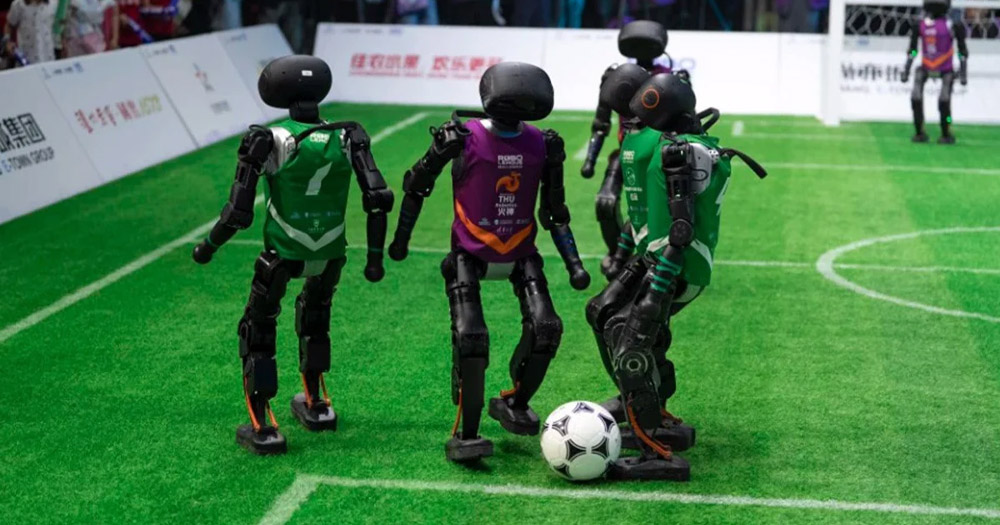বিশ্বের প্রথম রোবট ফুটবল ম্যাচ: এআই প্রযুক্তির নতুন ইতিহাস চীনে