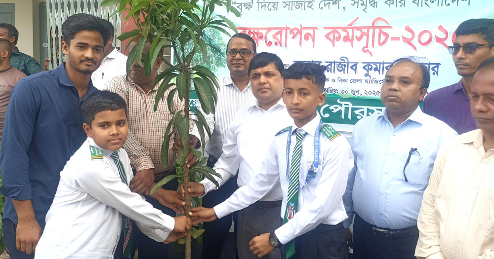 লক্ষ্মীপুরে শিক্ষা প্রতিষ্ঠানে ফলজ ও ঔষধি গাছ বিতরণ