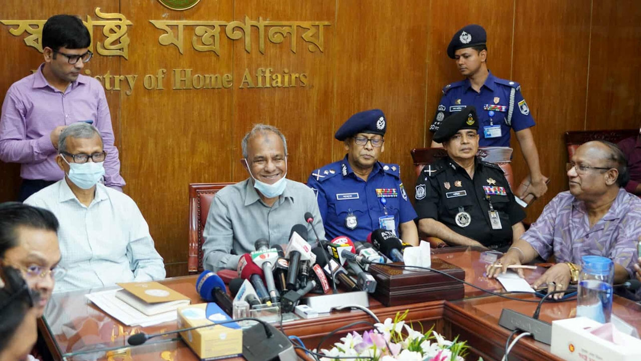 উপদেষ্টা আসিফের ব্যাগে ম্যাগাজিন, জাস্ট একটা ভুল: স্বরাষ্ট্র উপদেষ্টা
