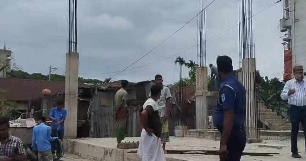 সাভারে রাজউকের অভিযান, চার ভবনের বর্ধিত অংশ ভাঙচুর