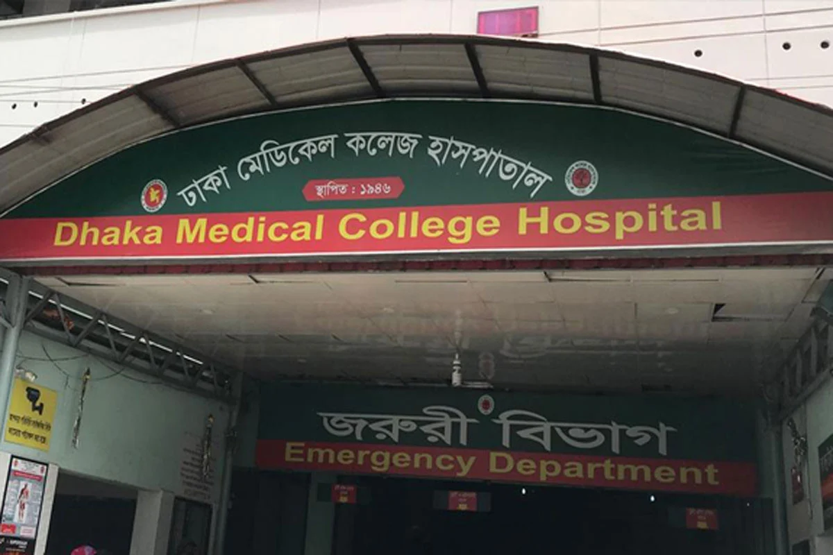 বাবার হাত ছুটে সড়কে প্রাণ গেল শিশুর গাড়িচাপায়