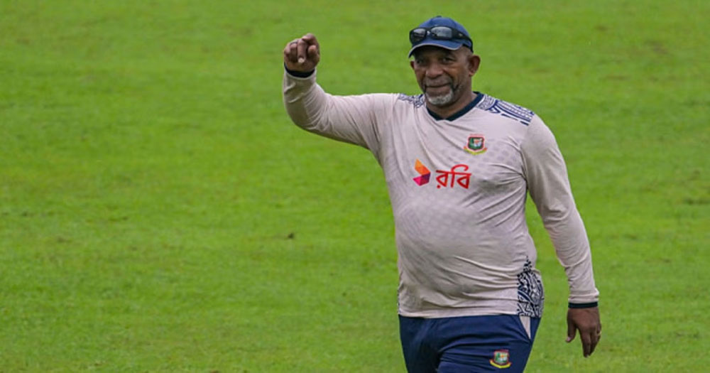 চিকিৎসার জন্য লন্ডনে উড়াল দিচ্ছেন সিমন্স